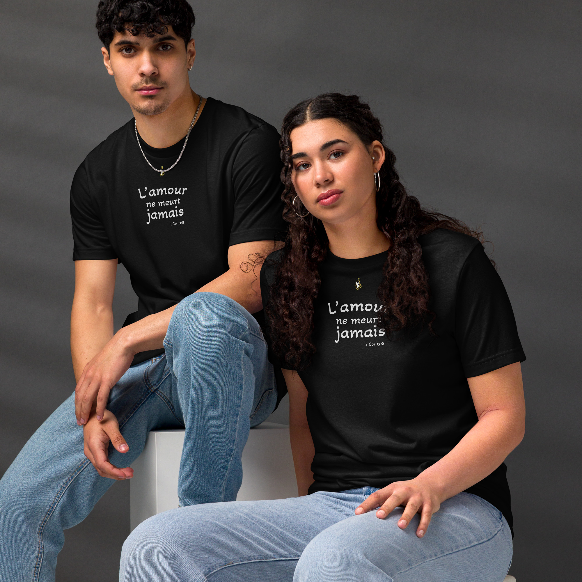 T-shirt écologique unisexe KHAWNAN noir, parole « L’amour ne meurt jamais », vue de face.