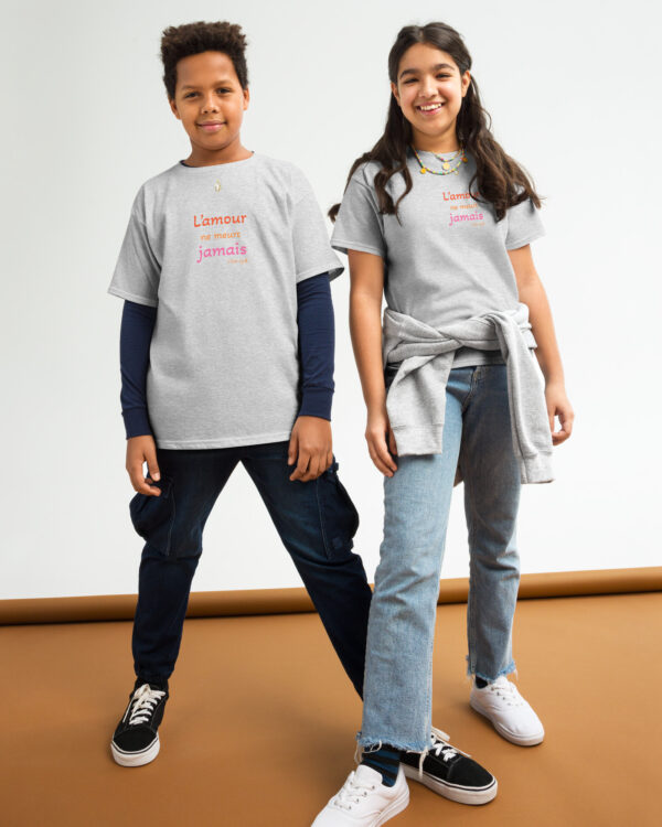 T-shirt classique enfant « L’amour ne meurt jamais » | KHAWNAN